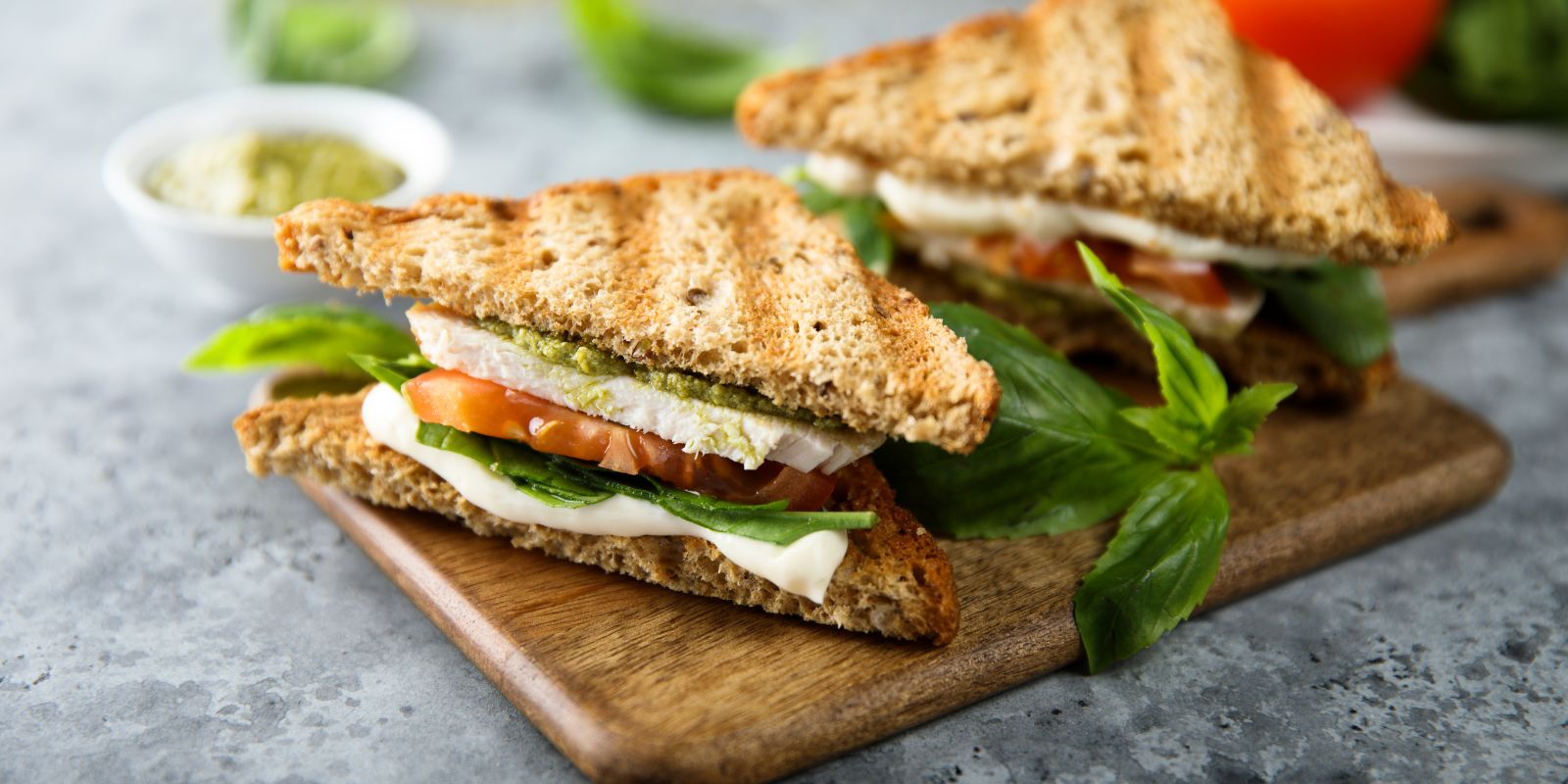 Tomate-Mozzarella-Pesto-Sandwich