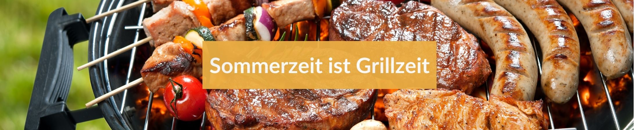 Grill belegt mit fertig gegrilltem Fleisch. Text: "Sommerzeit ist Grillzeit"