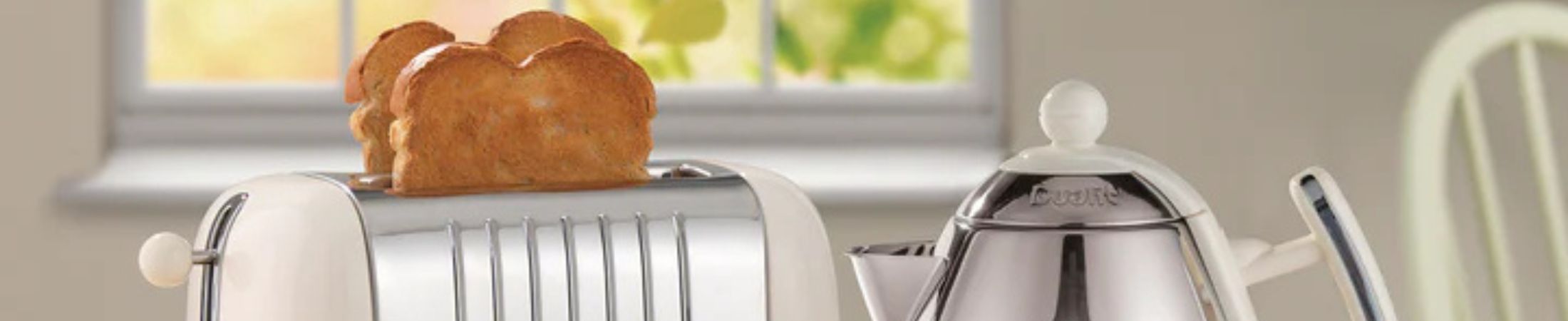 Toaster mit frischem Toastbrot