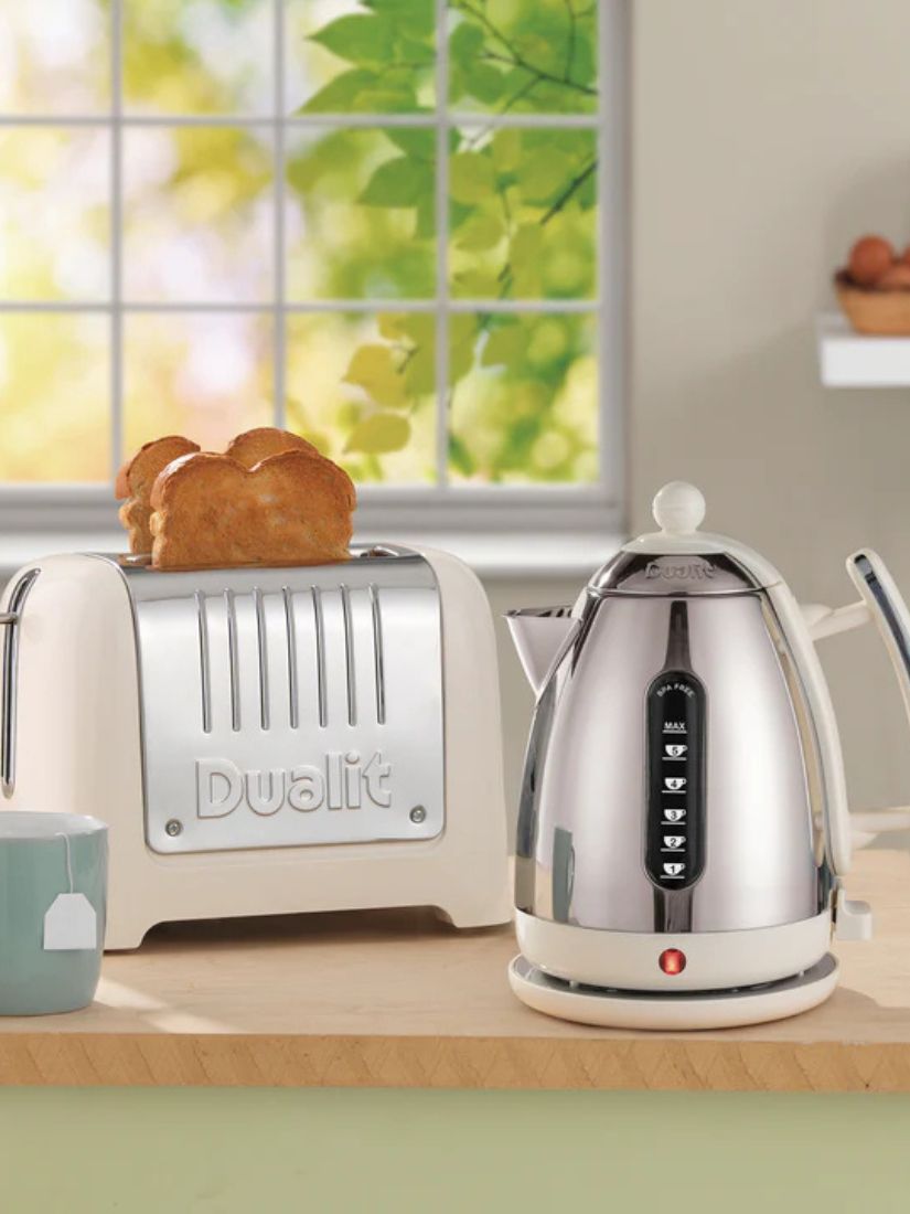 Toaster mit frischem Toastbrot