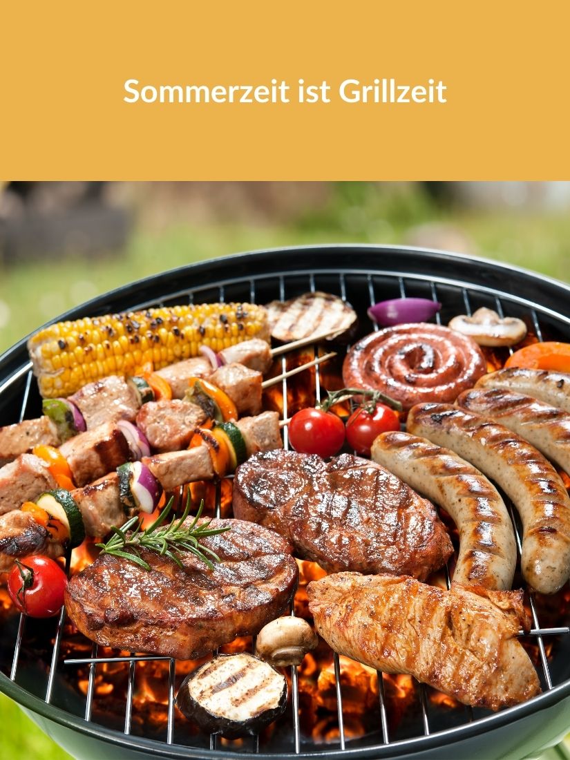 Grill belegt mit fertig gegrilltem Fleisch. Text: "Sommerzeit ist Grillzeit"