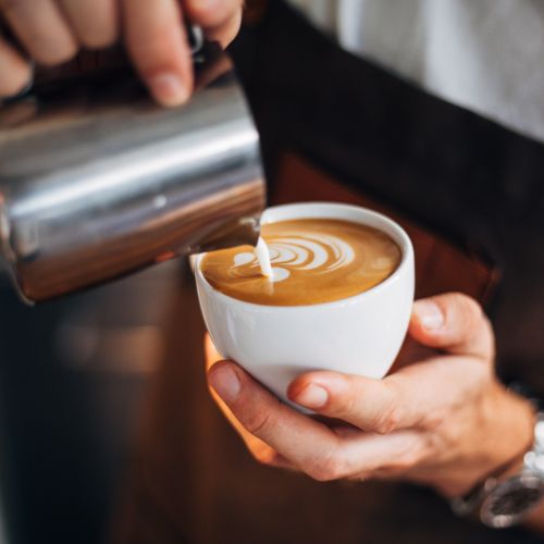 Frischer Kaffee mit Latte - Art