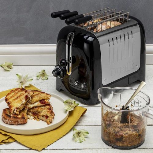 Toaster mit frisch getoastetem Brot und Aufstrich