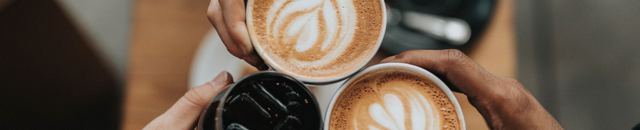 Verschiedene Kaffees mit Latte-Art