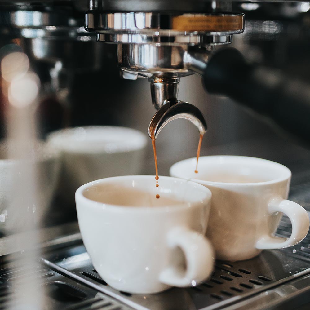 Frischer Espresso läuft aus dem Siebträger