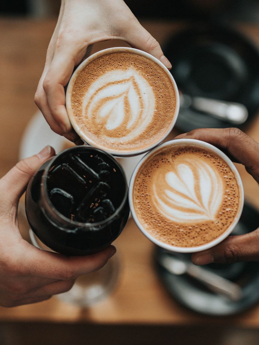 Verschiedene Kaffees mit Latte-Art