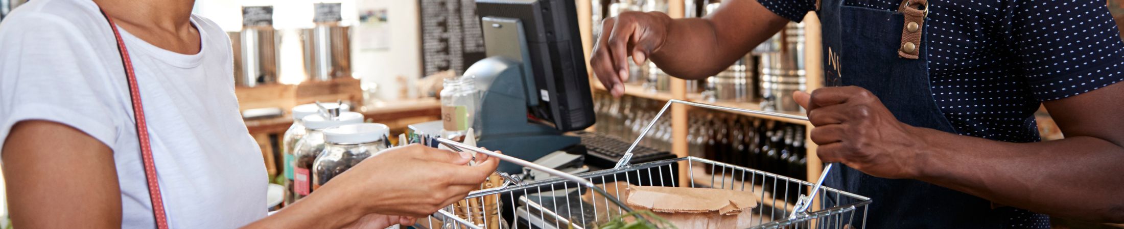 Verkäufer und Kunde beim Zahlungsprozess